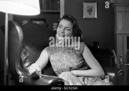 June Carter, 1956 zu Hause fotografiert. Die Lage ist etwas unsicher, aber ist am ehesten Madison Tennessee. Stockfoto