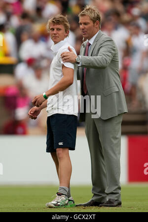 Der ehemalige australische Cricketspieler Shane Warne bietet Durham-Spinner Scott Borthwick vor dem Start des dritten Tages beim zweiten Ashes-Test im Adelaide Oval in Adelaide, Australien, einige Ratschläge. Stockfoto