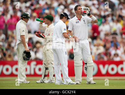 Cricket - 2010 Ashes Series - zweites Testspiel - Tag drei - England gegen Australien - Adelaide Oval. Der englische Kevin Pietersen mit dem 12. Mann Steven Davies beim zweiten Ashes-Test beim Adelaide Oval in Adelaide, Australien. Stockfoto