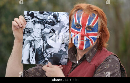 Brian Balmer in seinem Haus in Gin Pit Village, Lancashire, hält ein Bild von sich selbst vor der St Paul's Cathedral in London, wo er sich bis zu 600,000 Wellwishers anschloss, um die Hochzeit des Prinzen von Wales und Lady Diana Spencer zu sehen. Stockfoto