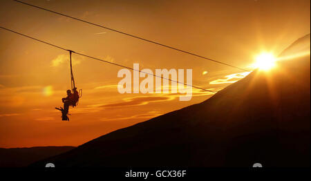 Snowboarder auf einem Skilift im Skigebiet Glenshee in Schottland, während das kalte Wetter in ganz Großbritannien anhält. Stockfoto