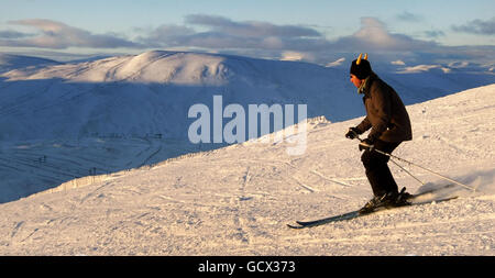 Ein Skifahrer im Skigebiet Glenshee in Schottland, da das kalte Wetter in ganz Großbritannien anhält. Stockfoto