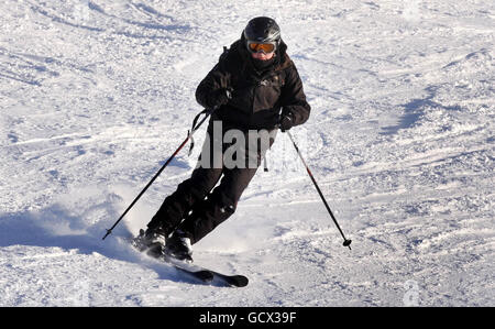 Ein Skifahrer im Skigebiet Glenshee in Schottland, da das kalte Wetter in ganz Großbritannien anhält. Stockfoto