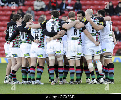 Harlekin Team Talk vor Beginn des Spiels während der AVIVA Premiership Spiel in Vicarage Road, Watford. Stockfoto