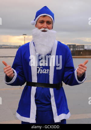 Blue Santa posiert für ein Foto vor dem jährlichen 5 km langen Liverpool Santa Dash, in der Hoffnung, den Titel der World Santa Challenge von Las Vegas zurückzuholen Stockfoto