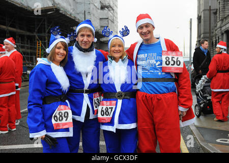 Blue Santa posiert für ein Foto vor dem jährlichen 5 km langen Liverpool Santa Dash, in der Hoffnung, den Titel der World Santa Challenge von Las Vegas zurückzuholen Stockfoto