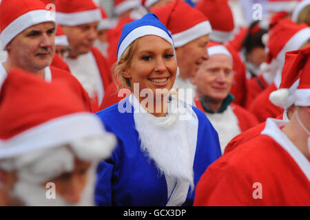 Blue Santa's vor dem jährlichen 5km Liverpool Santa Dash, in der Hoffnung, den Titel der World Santa Challenge von Las Vegas zurück zu holen Stockfoto