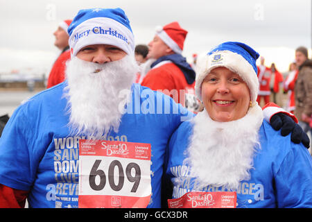 Blue Santa posiert für ein Foto vor dem jährlichen 5 km langen Liverpool Santa Dash, in der Hoffnung, den Titel der World Santa Challenge von Las Vegas zurückzuholen Stockfoto