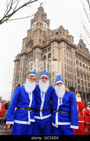 Blue Santa posiert für ein Foto vor dem jährlichen 5 km langen Liverpool Santa Dash, in der Hoffnung, den Titel der World Santa Challenge von Las Vegas zurückzuholen Stockfoto