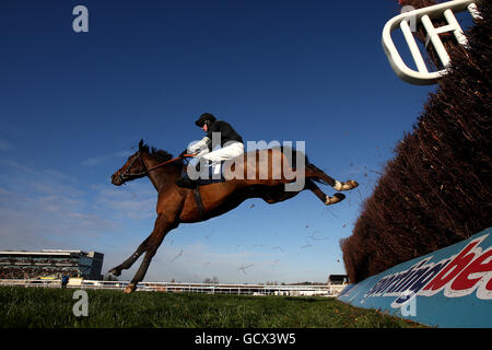 Jockey Andrew Glassonbury auf Altilhar während der Sanderson Weatherall Barbara E Geburtstag Anfänger Handicap Chase Stockfoto