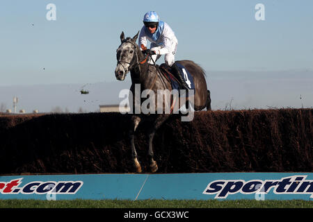 Jockey Dominic Elsworth auf Llama Farmer während des Sanderson Weatherall Barbara E Geburtstag Anfänger Handicap Chase Stockfoto