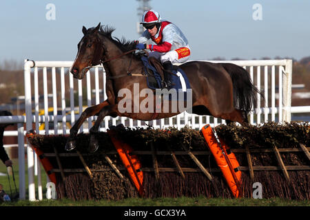 Jockey Tom Scudamore auf Buena Vista auf dem Weg nach Die Handicap-Hürde von Sportingbet.com zu gewinnen Stockfoto