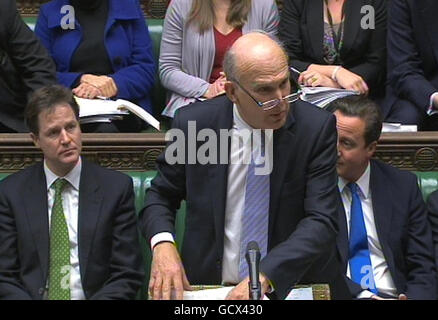 Wirtschaftsminister Vince Cable spricht während der Unterhaus-Debatte über die Finanzierung von Studenten und Hochschulbildung, während sich Studenten in London versammeln, um gegen die Anstiege der Studiengebühren zu protestieren. Stockfoto