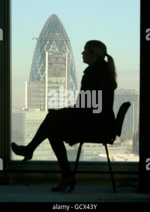 Eine Besucherin, die vor dem Swiss Re-Gebäude, auch bekannt als Gherkin, gesehen wird, als sie den Blick über die Stadt London vom 24. Stock des Shard aus betrachtet, in der London Bridge, die heute das höchste Gebäude der Hauptstadt ist. DRÜCKEN SIE VERBANDSFOTO. Bilddatum: Donnerstag, 9. Dezember 2010. Der Bildnachweis sollte lauten: Dominic Lipinski/PA Wire Stockfoto