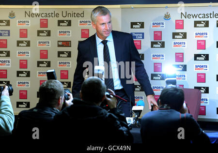 Fußball - Alan Pardew Pressekonferenz - St James' Park. Alan Pardew, der neue Manager von Newcastle United, kommt während einer Pressekonferenz im St. James' Park in Newcastle an. Stockfoto