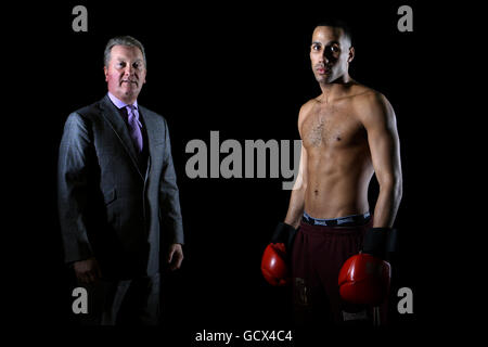 Der ehemalige Olympiasieger James DeGale posiert für den Fotografen mit Boxing Promoter Frank Warren (links) während des Head to Head im Contemporary Urban Centre, Liverpool. Stockfoto