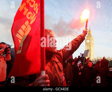 Studenten demonstrieren auf dem Parliament Square in Westminster, London, gegen geplante Erhöhungen der Studiengebühren. Stockfoto