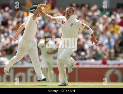 Cricket - 2010 Ashes Series - Drittes Testspiel - Tag zwei - Australien gegen England - The WACA. Der Australier Peter Siddle feiert die Ablegung von Englands Matt Prior beim dritten Ashes Test-Spiel im WACA, Perth, Australien. Stockfoto