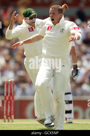 Cricket - 2010 Ashes Series - Drittes Testspiel - Tag zwei - Australien gegen England - The WACA. Der Australier Peter Siddle feiert die Ablegung von Englands Matt Prior beim dritten Ashes Test-Spiel im WACA, Perth, Australien. Stockfoto