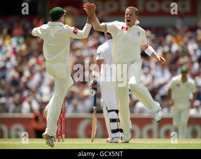 Cricket - 2010 Ashes Series - Drittes Testspiel - Tag zwei - Australien gegen England - The WACA. Der Australier Peter Siddle feiert die Ablegung von Englands Matt Prior beim dritten Ashes Test-Spiel im WACA, Perth, Australien. Stockfoto