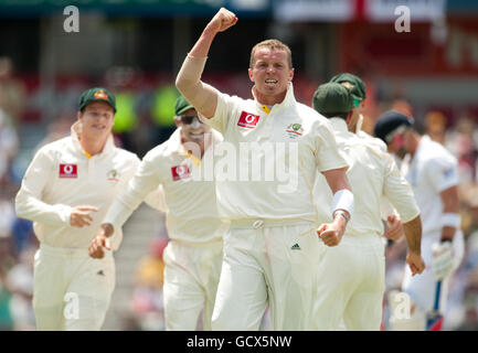 Der Australier Peter Siddle feiert die Ablegung von Englands Matt Prior beim dritten Ashes Test Spiel im WACA, Perth, Australien. Stockfoto