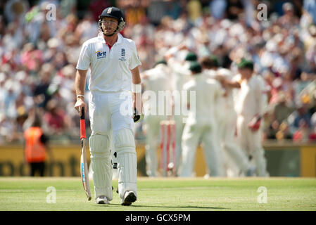 Englands Ian Bell verlässt das Feld, nachdem er beim dritten Ashes Test Match im WACA, Perth, Australien, vom Australier Ryan Harris entlassen wurde. Stockfoto