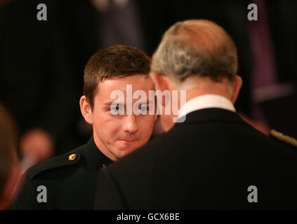 Der private Callum Brotherston, das Royal Regiment of Scotland, wird im Rahmen einer Investiturzeremonie im Buckingham Palace, London, vom Prince of Wales mit der Queen's Gallantry Medal ausgezeichnet. Stockfoto