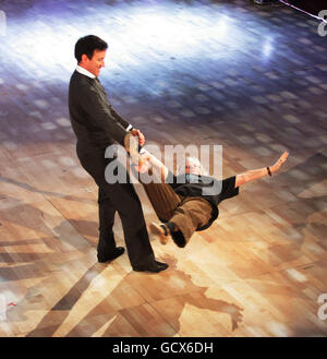 Ann Widdecebe und Tanzpartner Anton Du Beke bei den Proben für Strictly Come Dancing im BBC Television Centre in West London. Stockfoto