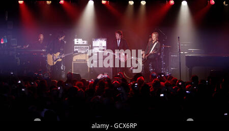 , KEINE WARE, NUR FÜR EINEN MONAT. Sir Paul McCartney spielt ein intimes Konzert in der Carling 02 Academy in seiner Heimatstadt Liverpool. Stockfoto