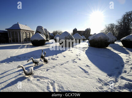 Eine winterliche Szene in den Gärten von Burton Agnes Hall in East Yorkshire, da in den östlichen und nördlichen Teilen Großbritanniens weiterhin starker Schnee fällt. Stockfoto