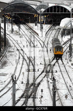 Ein Zug verlässt Newcastle Station, da Schneefall weiterhin Reisechaos in ganz Großbritannien verursacht. Stockfoto