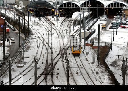 Ein Zug verlässt Newcastle Station, da Schneefall weiterhin Reisechaos in ganz Großbritannien verursacht. Stockfoto