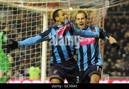 Blackpool's Dudley Campbell (links) feiert mit Teamkollege Luke Varney (rechts) Nach dem Tor zum ersten Tor Stockfoto