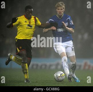 Watfords Lloyd Doyley und Cardiff Citys Andy Keogh während des npower Championship-Spiels in der Vicarage Road, Watford. Stockfoto