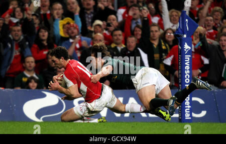 Rugby Union - Investec Perpetual Series 2010 - Wales / Südafrika - Millennium Stadium. George North von Wales erzielt beim Investec Perpetual Series-Spiel im Millennium Stadium, Cardiff, den dritten Versuch. Stockfoto