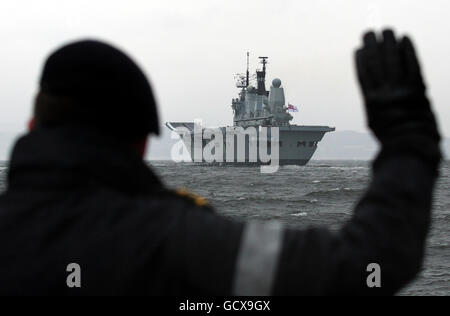 Der Flugzeugträger der Royal Navy HMS Ark Royal verlässt den Clyde zum letzten Mal. Ihre Abschiedsreise führt sie durch den Norden Schottlands, bevor sie eine kurze Reise entlang der Nordostküste Englands nach Newcastle macht, wo sie von Swan Hunters in Wallsend gebaut wurde. Stockfoto