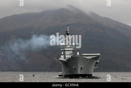 Der Flugzeugträger der Royal Navy HMS Ark Royal verlässt den Clyde zum letzten Mal. Ihre Abschiedsreise führt sie durch den Norden Schottlands, bevor sie eine kurze Reise entlang der Nordostküste Englands nach Newcastle macht, wo sie von Swan Hunters in Wallsend gebaut wurde. Stockfoto