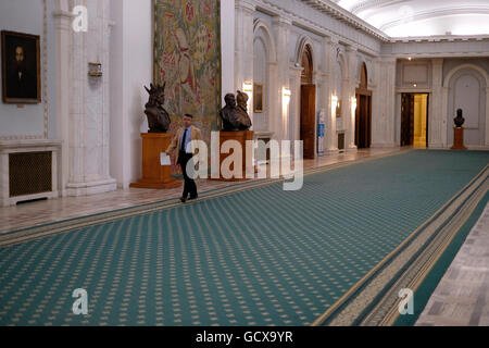 Einen eleganten Gang im Inneren des Palastes des Parlaments Palatul Parlamentului befindet sich das zweitgrößte Verwaltungsgebäude der Welt auf Dealul Arsenalului in Zentral-Bukarest, Rumänien Stockfoto