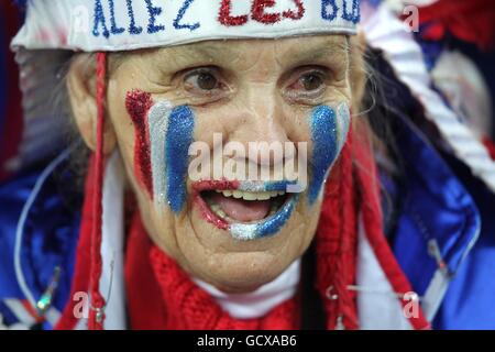 Fußball - International freundlich - England gegen Frankreich - Wembley Stadium. Ein Fan aus Frankreich zeigt ihre Unterstützung in den Tribünen vor dem Kick-off Stockfoto