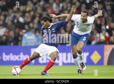 Fußball - International freundlich - England gegen Frankreich - Wembley Stadium. Frankreichs Florent Malouda (links) und Englands Rio Ferdinand (rechts) in Aktion Stockfoto