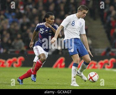 Fußball - International freundlich - England gegen Frankreich - Wembley Stadium. Der französische Florent Malouda (links) und der englische Jordan Henderson (rechts) in Aktion Stockfoto