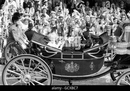 Eine Welle und ein Lächeln von Prinzessin Anne in einer offenen Pferdekutsche auf ihrem Weg zur St. Paul's Cathedral zur Hochzeit ihres Bruders Prinz Charles und Lady Diana Spencer. Stockfoto