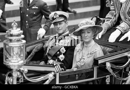 Der Herzog von Edinburgh und Frances Shand Kydd, die Mutter der Braut, fahren zurück von St. Paul's Cathedral in einer offenen Kutsche nach der Hochzeit des Prinzen von Wales und Lady Diana Spencer. Stockfoto