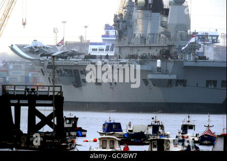 HMS Ark Royal macht sich bereit, den Fluss Tyne während seiner Abschiedsreise zum letzten Mal zu verlassen. Stockfoto