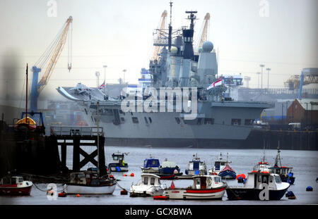 HMS Ark Royal macht sich bereit, den Fluss Tyne während seiner Abschiedsreise zum letzten Mal zu verlassen. Stockfoto