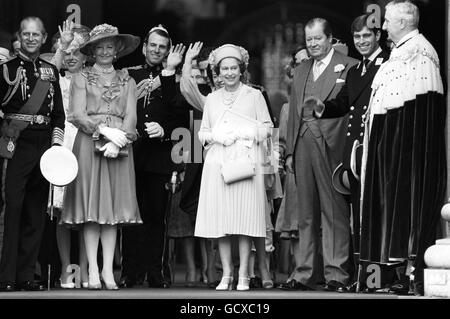 Das Königspaar Auf Wiedersehen von den Stufen der St. Paul's Cathedral winken, von links nach rechts der Herzog von Edinburgh, Prinzessin Anne (verdeckt), Frances Shand Kydd, Kapitän Mark Phillips, die Königin, Earl Spencer, Prinz Andrew und Oberst Sir Ronald Gardner-Thorpe, Oberbürgermeister von London. Stockfoto