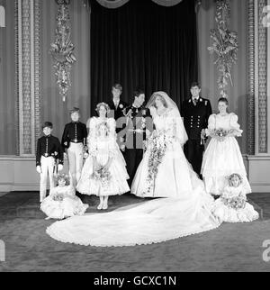 Das Königspaar, der Prinz und die Prinzessin von Wales mit ihren jungen Begleitern. Sitzend, von links nach rechts, Catherine Cameron und Clementine Hambro. Im Stehen, von links nach rechts, Lord Nichola Windsor, Edward Van Cutsem, Sarah Jane Gaselee (vor India Hicks), Prinz Edward, der Prinz und die Prinzessin von Wales, Prinz Andrew und Lady Sarah Armstrong-Jones. Stockfoto