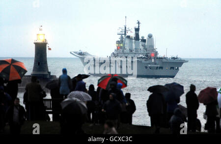 HMS Ark Royal macht sich bereit, den Fluss Tyne während seiner Abschiedsreise zum letzten Mal zu verlassen. Stockfoto