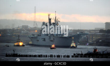 HMS Ark Royal macht sich bereit, den Fluss Tyne während seiner Abschiedsreise zum letzten Mal zu verlassen. Stockfoto