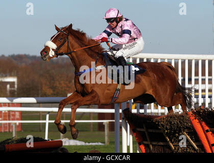 Barafundle unter Alan O'Keefe springt als letzte auf dem Weg zum Sieg beim Handicap-Hürdenrennen sportingbet.com auf der Newbury Racecourse, Berkshire. Stockfoto